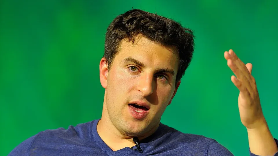 Fotografía de archivo: Brian Chesky, cofundador y consejero delegado de Airbnb, hablando en el escenario de TechCrunch Disrupt (San Francisco, septiembre de 2014) con fondo verde.