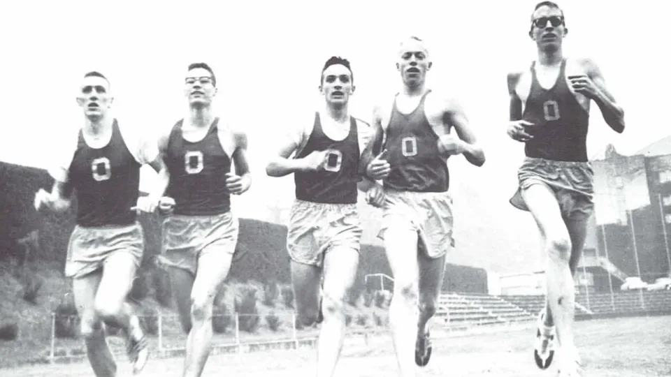Cinco corredores del equipo de atletismo de la Universidad de Oregón entrenando en 1958; Phil Knight es el segundo por la derecha. Foto histórica del anuario Oregana.