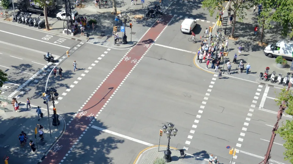 Fotografía de archivo: vista aérea del cruce del paseo de Gràcia con la calle Provença, en Barcelona, en 2023. La primera tienda de Mango se abrió en esta avenida.